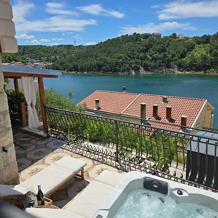 Mali Dvor Novigrad *