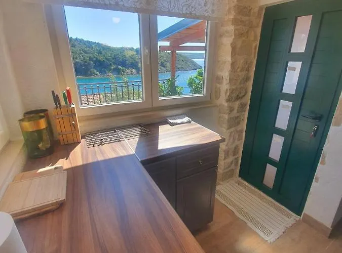 Mali Dvor Novigrad *