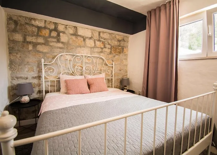 Mali Dvor Novigrad