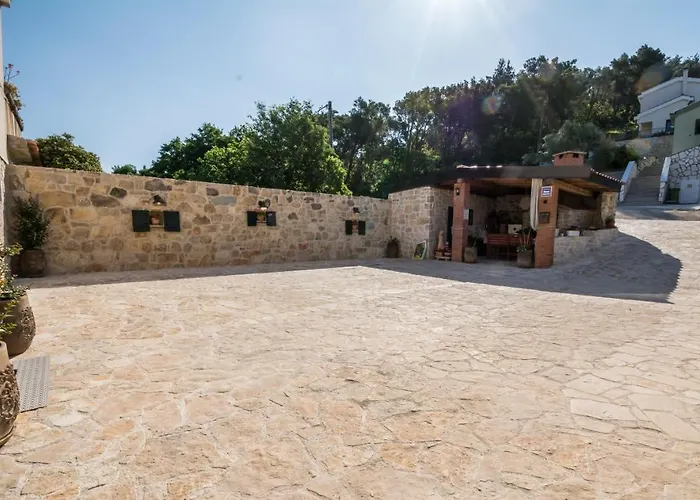 Mali Dvor Novigrad
