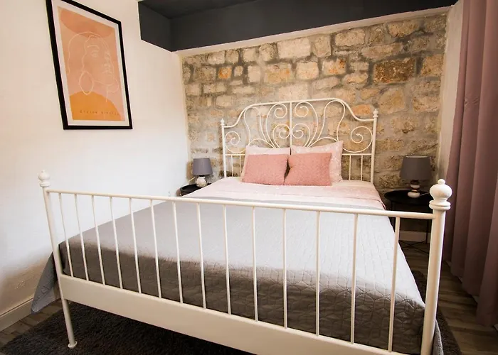 Mali Dvor Novigrad 아파트 *