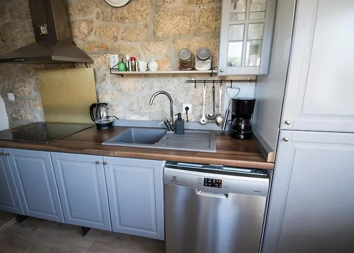 Mali Dvor Novigrad *