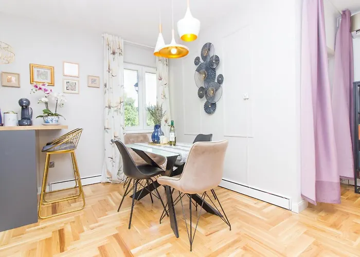 Mali Dvor Novigrad *