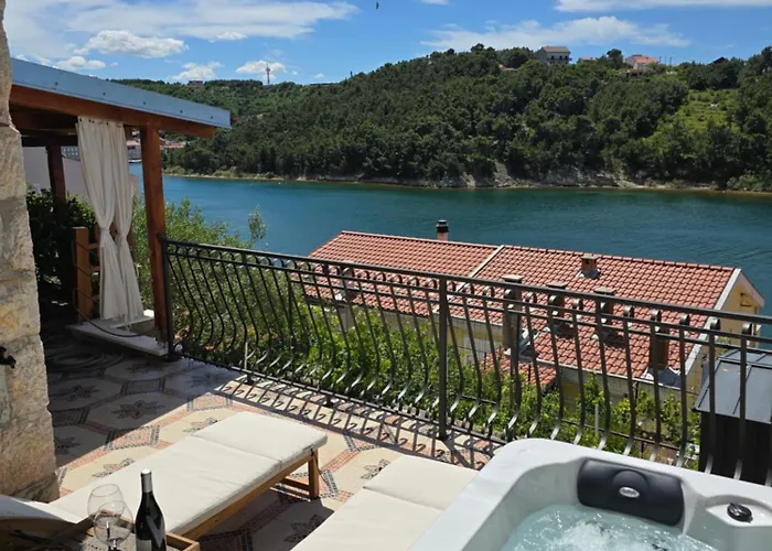 Mali Dvor Novigrad *