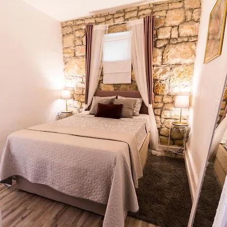 Mali Dvor Novigrad Apartment