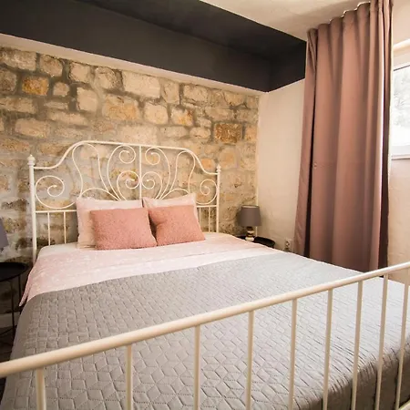Mali Dvor Novigrad