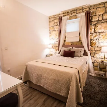 Mali Dvor Novigrad * Novigrad (Dalmatia)