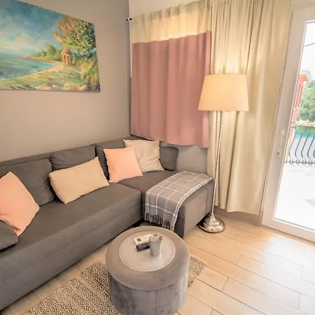 Mali Dvor Novigrad Apartment *