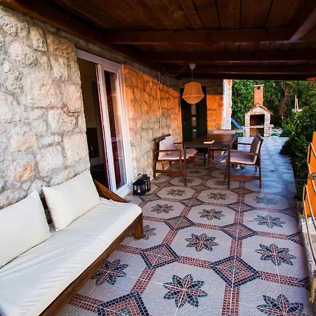 Mali Dvor Novigrad Apartment *