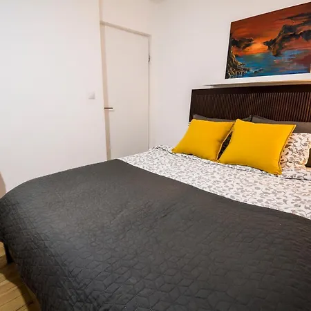 Mali Dvor Novigrad Apartment