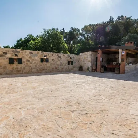 Mali Dvor Novigrad