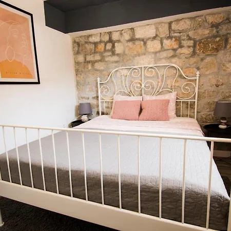 Mali Dvor Novigrad Apartment *