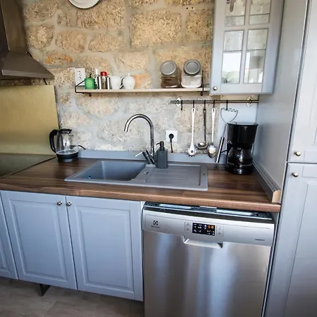 Mali Dvor Novigrad *