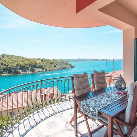 Apartment Mali Dvor Novigrad Novigrad (Dalmatia)