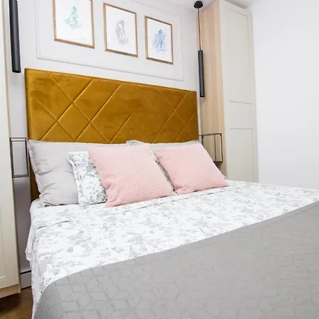 Mali Dvor Novigrad Apartment *