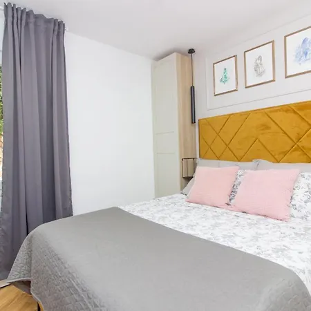Mali Dvor Novigrad Apartment *