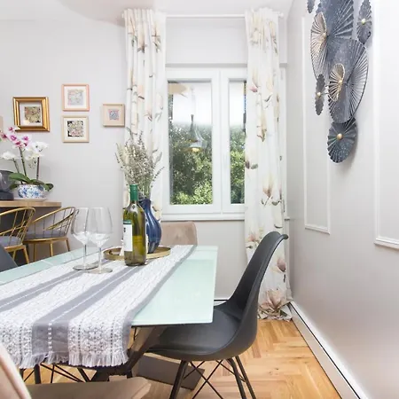 Mali Dvor Novigrad Apartment *