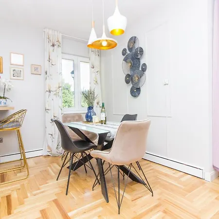 Mali Dvor Novigrad *