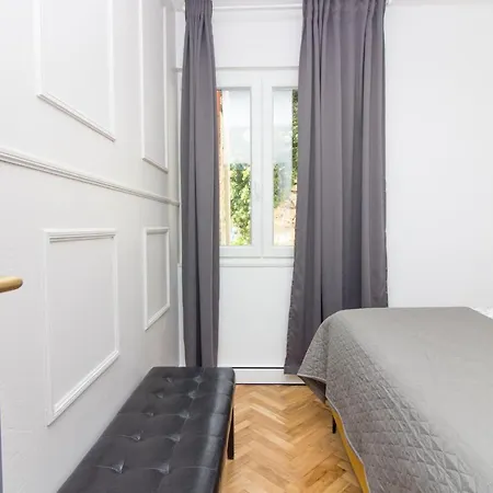 Mali Dvor Novigrad * Novigrad (Dalmatia)