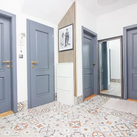 Mali Dvor Novigrad *