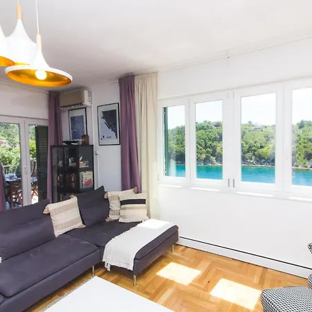 Mali Dvor Novigrad Apartment *