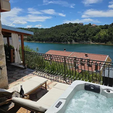 Mali Dvor Novigrad *