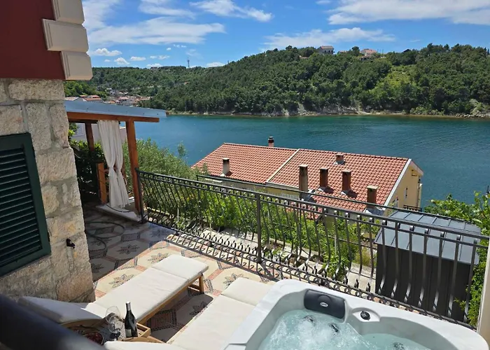 Mali Dvor Novigrad *